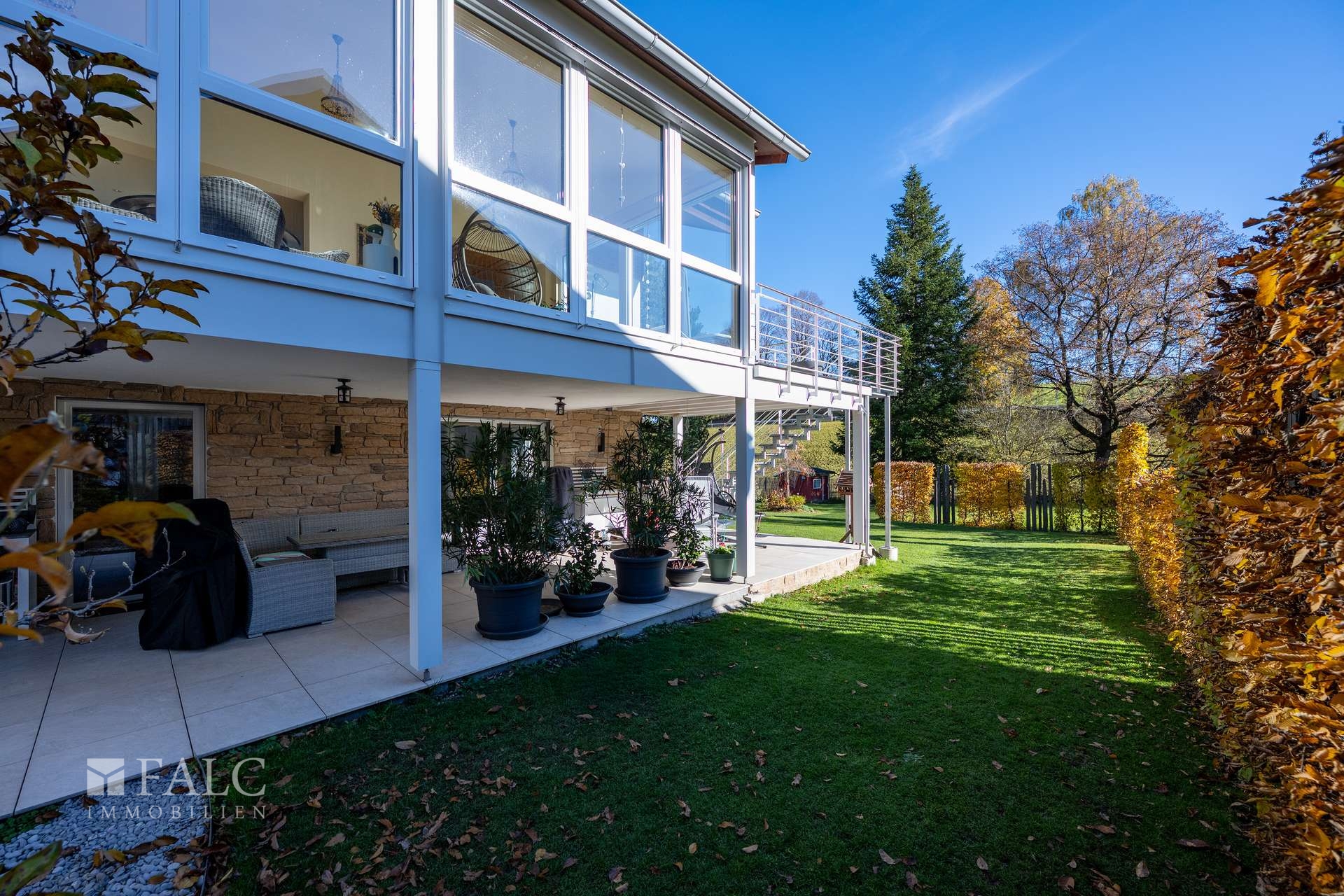 Gebäude Südseite Terrasse und Wintergarten